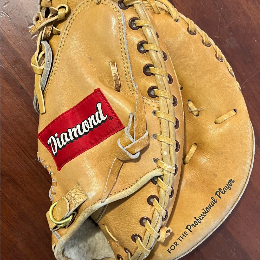 Diamond D6000 catchers mitt, right hand throw
